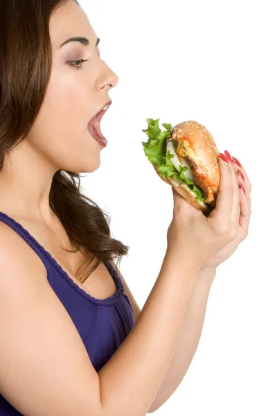 Žena jíst hamburger — Stock fotografie