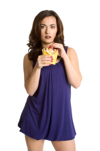 Mujer comiendo papas fritas — Foto de Stock