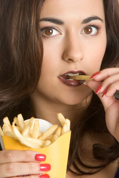 Donna che mangia patatine fritte — Foto Stock