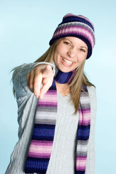 Зимняя женщина показывает большой палец — стоковое фото