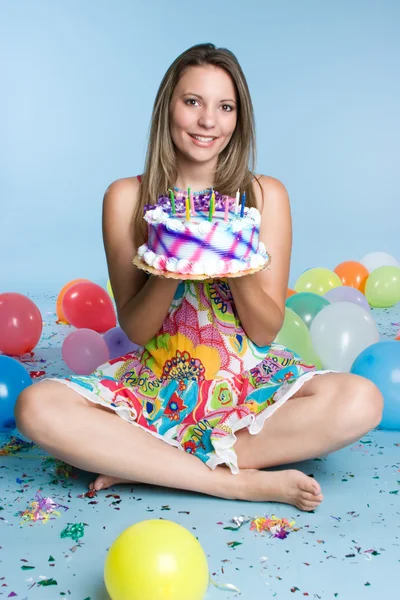 Menina bonita segurando bolo de aniversário — Fotografia de Stock