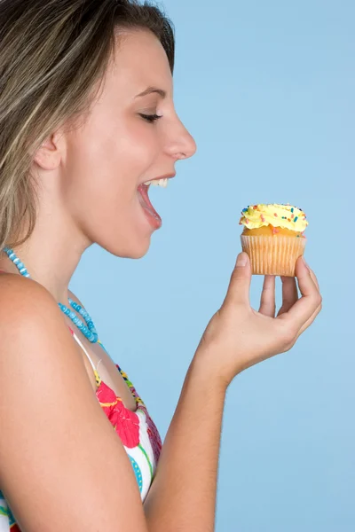 Γυναίκα τρώει κέικ — Φωτογραφία Αρχείου