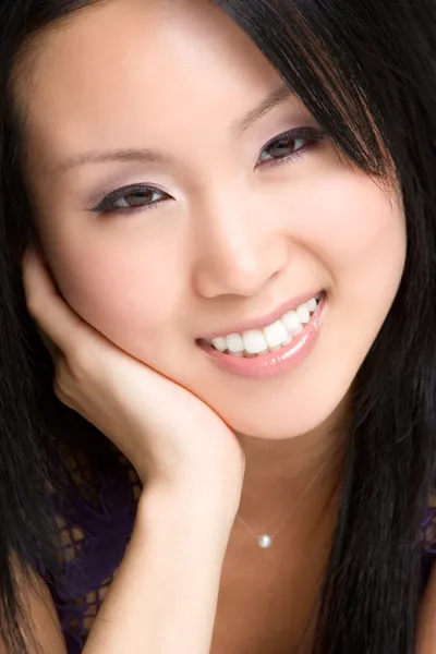 Asyalı kız gülümseyerek — Stok fotoğraf