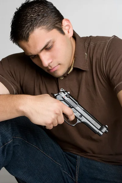 Homem segurando arma — Fotografia de Stock