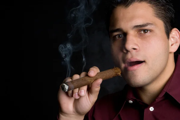 Muž kouření doutník — Stock fotografie