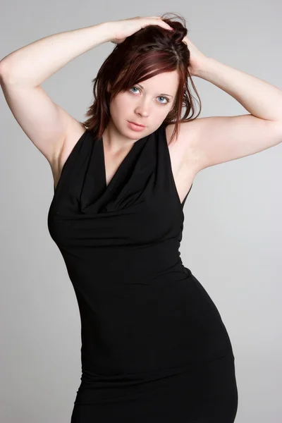 Kobieta ubrana w czarną sukienkę — Zdjęcie stockowe