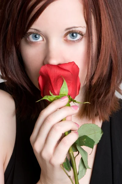 女人嗅到玫瑰 — 图库照片