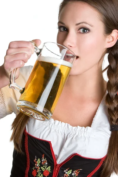 Mulher segurando cerveja — Fotografia de Stock