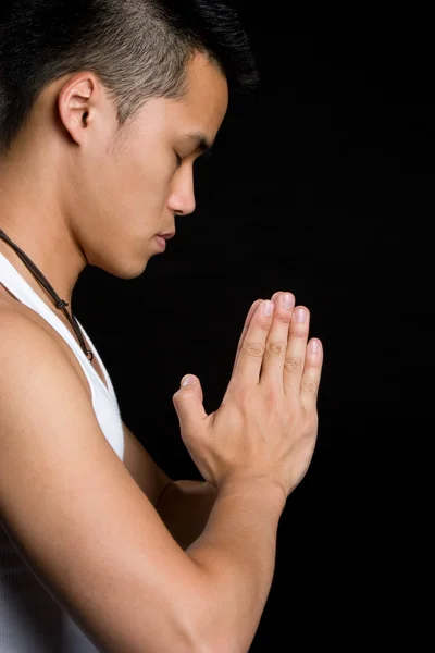 Азиатский мужчина молится — стоковое фото
