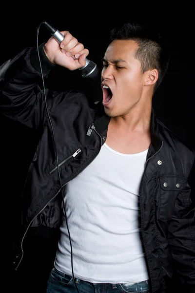 Asiatischer Mann singt — Stockfoto