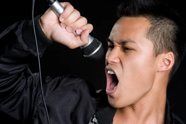 Azjatycki człowiek śpiew — Zdjęcie stockowe