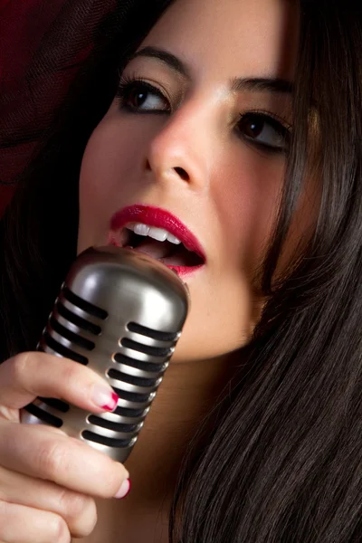 Bella ragazza con microfono — Foto Stock