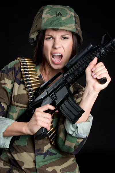 Kvinnelig soldat med automatvåpen – stockfoto