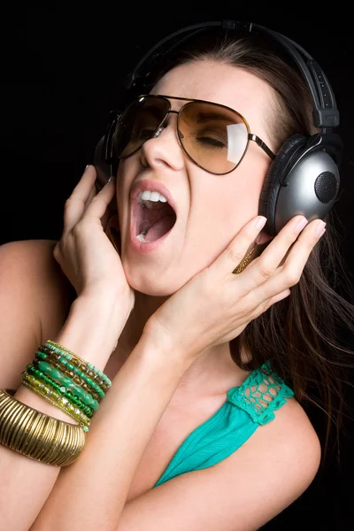 Mulher cantando usando fones de ouvido — Fotografia de Stock