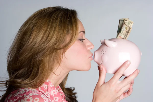 Mulher beijando Piggy Bank — Fotografia de Stock