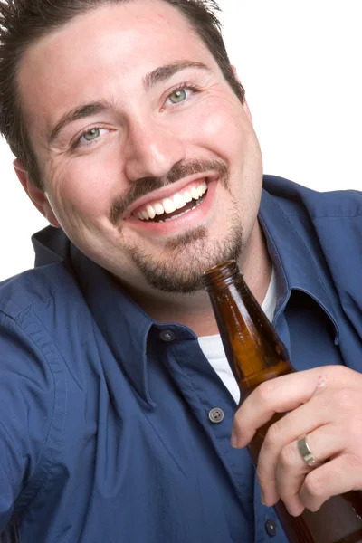 Чоловік п'є пиво — стокове фото