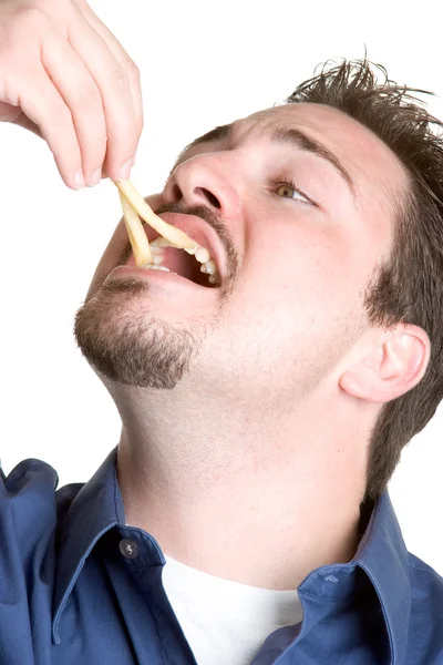 Ο άνθρωπος τρώει τηγανητές πατάτες — Φωτογραφία Αρχείου