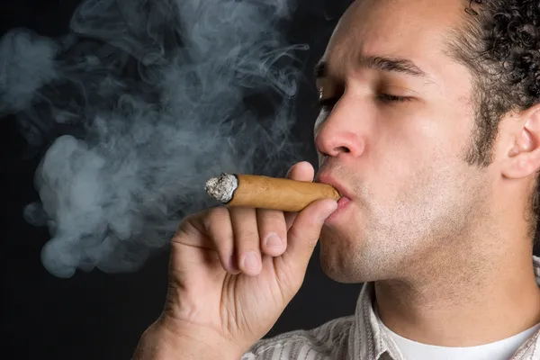 Mann raucht Zigarre — Stockfoto