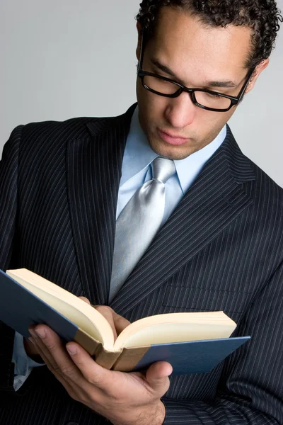 Biznesmen czytanie książki — Zdjęcie stockowe