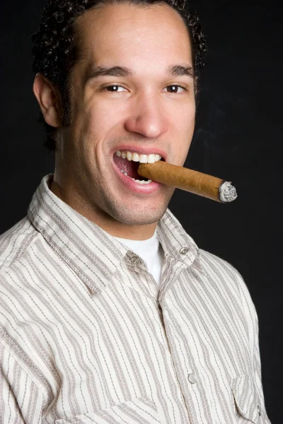 Mann raucht Zigarre — Stockfoto