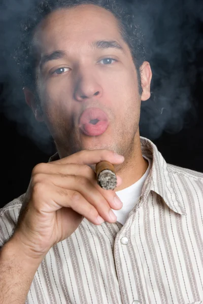 Uomo fumare sigaro — Foto Stock