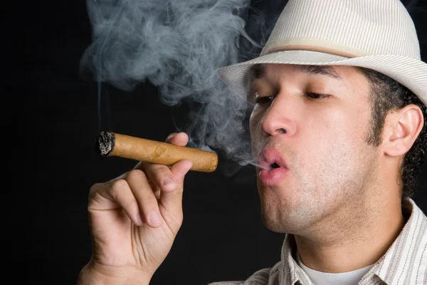 男性喫煙葉巻 — ストック写真
