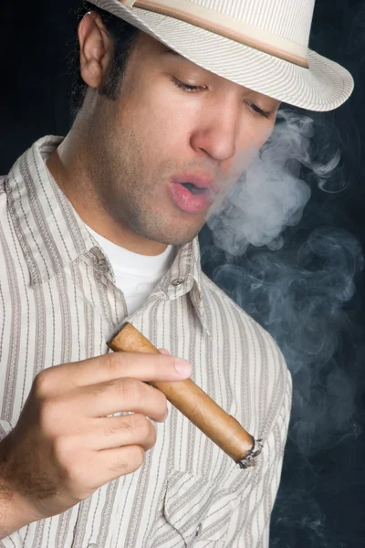 Юнак куріння — стокове фото