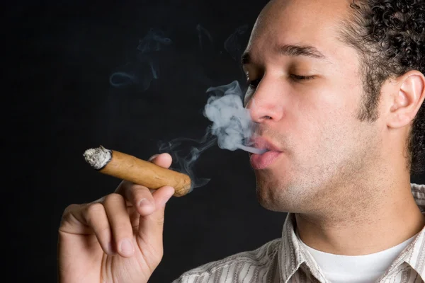 Homem fumando charuto — Fotografia de Stock