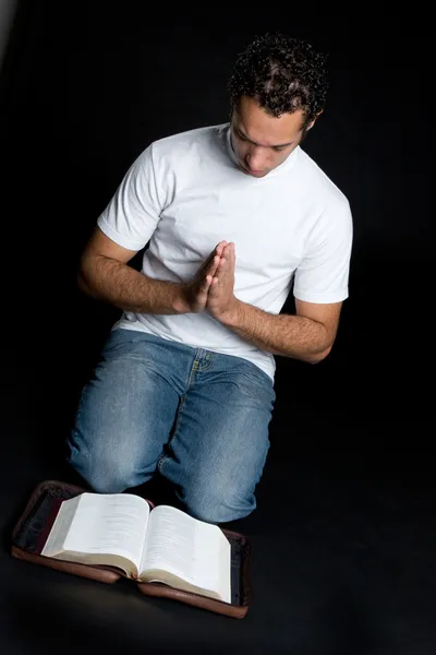 Junger Mann betet — Stockfoto