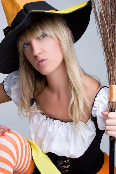 Vrouw dragen heks kostuum — Stockfoto