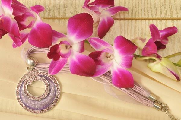 Halskette mit Blumen — Stockfoto