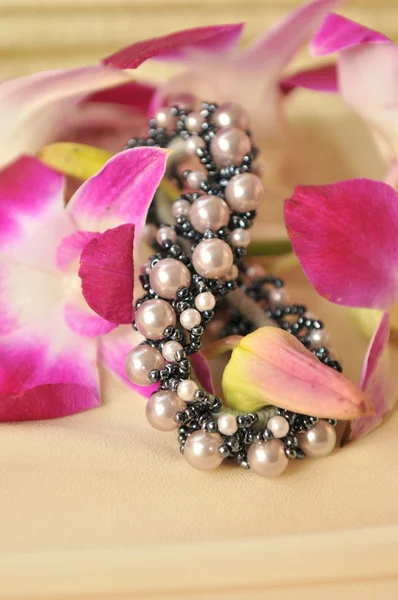 Bracelet avec des fleurs — Photo