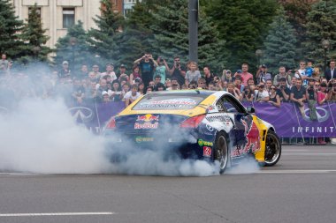 Ukraynalı drift şampiyon alex grinchuk araba yarış drift takımı nissan 350z, red bull