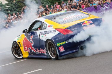 Ukraynalı drift şampiyon alex grinchuk araba yarış drift takımı nissan 350z, red bull