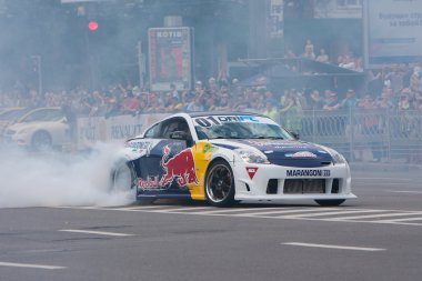 Ukraynalı drift şampiyon alex grinchuk araba yarış drift takımı nissan 350z, red bull