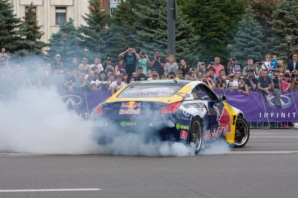 Il campione ucraino di drift Alex Grinchuk guida la Nissan 350Z, Red Bull Racing Drift Team — Foto Stock