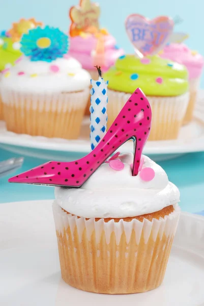 Cupcake d'anniversaire avec chaussures à talons hauts à pois roses — Photo