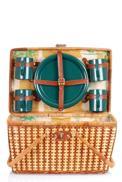 Offener Picknickkorb mit grünen Tellern — Stockfoto