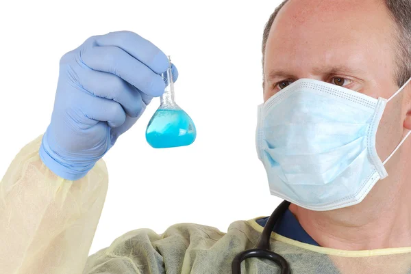 Médico examinando amostra de laboratório azul — Fotografia de Stock