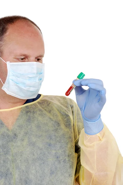 Médico examinando tubo de teste de sangue — Fotografia de Stock