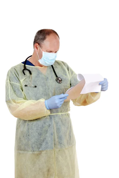 Médico lendo um prontuário — Fotografia de Stock