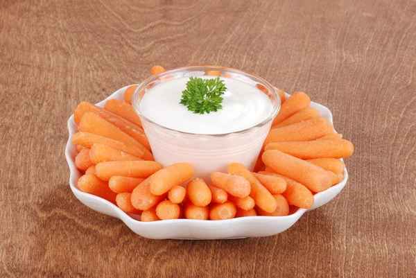 Baby καρότα με σάλτσα αγροκτημάτων βουτιά — Φωτογραφία Αρχείου