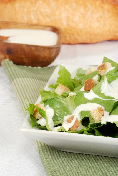 Cesar salata yeşil peçete üzerinde — Stok fotoğraf
