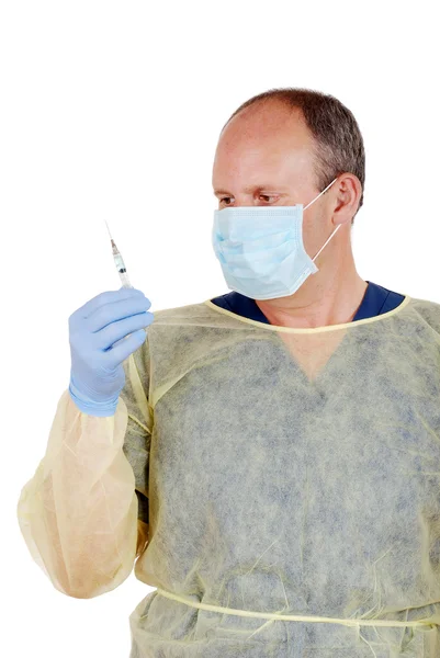 Läkare kontrollera en spruta — Stockfoto