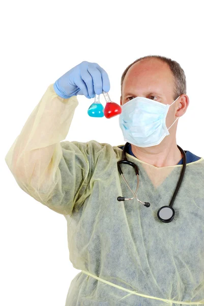 Läkaren undersöker två laboratorieprov — Stockfoto