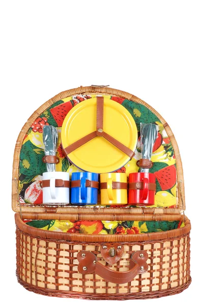 Açık renkli piknik sepeti ile mutfak eşyaları — Stok fotoğraf