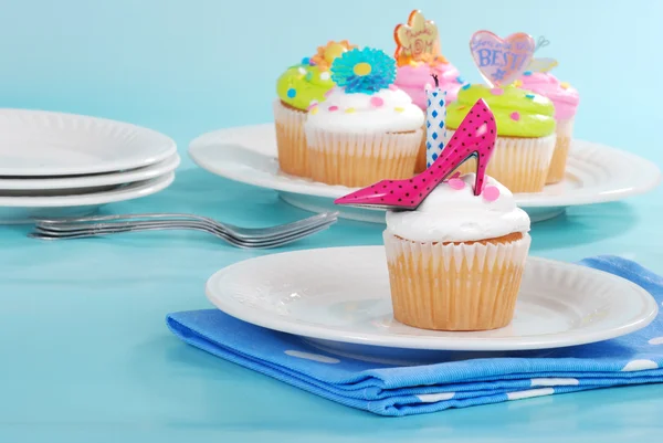 Dekorerade cupcakes på en tallrik — Stockfoto