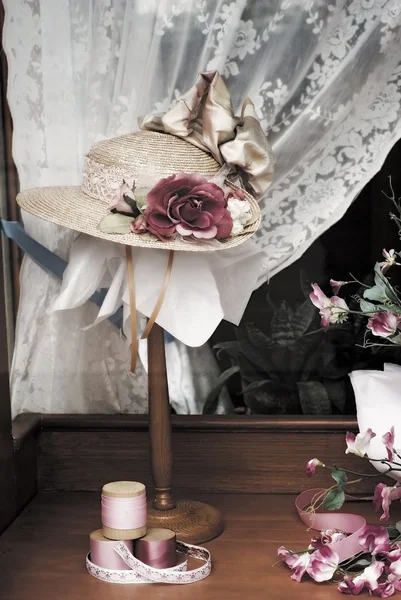Mağaza vitrini Vintage Bayan şapka — Stok fotoğraf