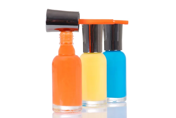Orangefarbene Nagellackbürste auf Flasche — Stockfoto
