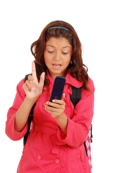 Dívka s postojem textových zpráv na mobilní telefon — Stock fotografie